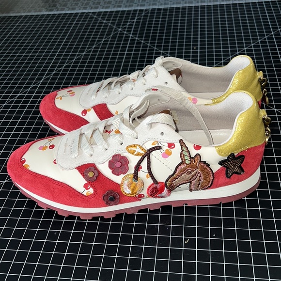 Like new Women Runner Coach Sneakers Size 9. - Picture 3 of 9